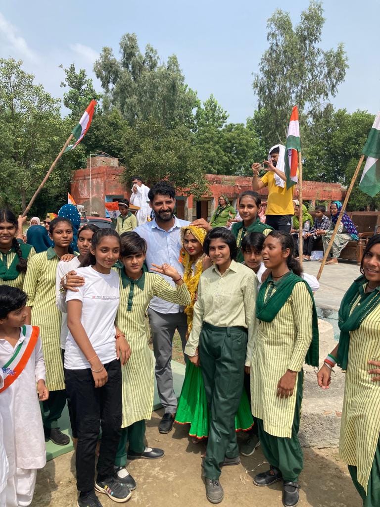 मदीना कोरसान में धूमधाम से मनाया गया स्वतंत्रता दिवस, ग्रामवासियों ने लिया संकल्प